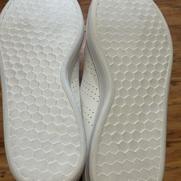 NWOT Adidas Classic White and Green Shoes - Picture 4 of 9